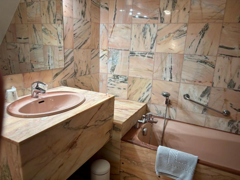 Koupelna v ubytování Hotel Le Manasses