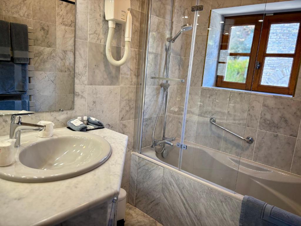 Koupelna v ubytování Hotel Le Manasses