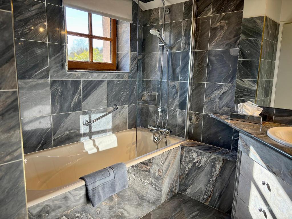 Koupelna v ubytování Hotel Le Manasses