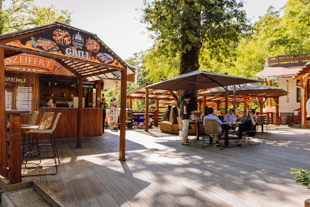 Restaurace v ubytování Hotel Szeifert