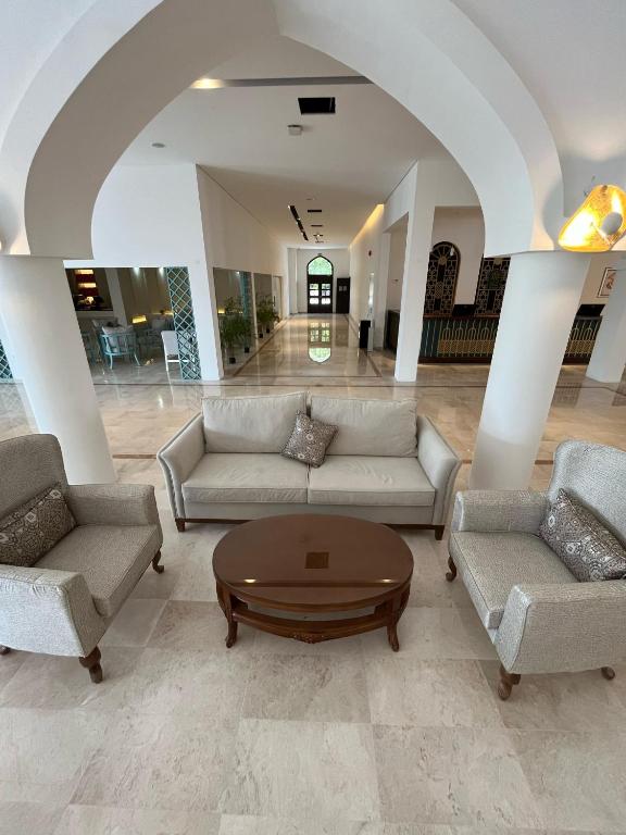 Posezení v ubytování Al Sawadi Beach Resort & Spa