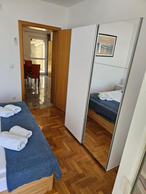 Postel nebo postele na pokoji v ubytování Apartments Lidija