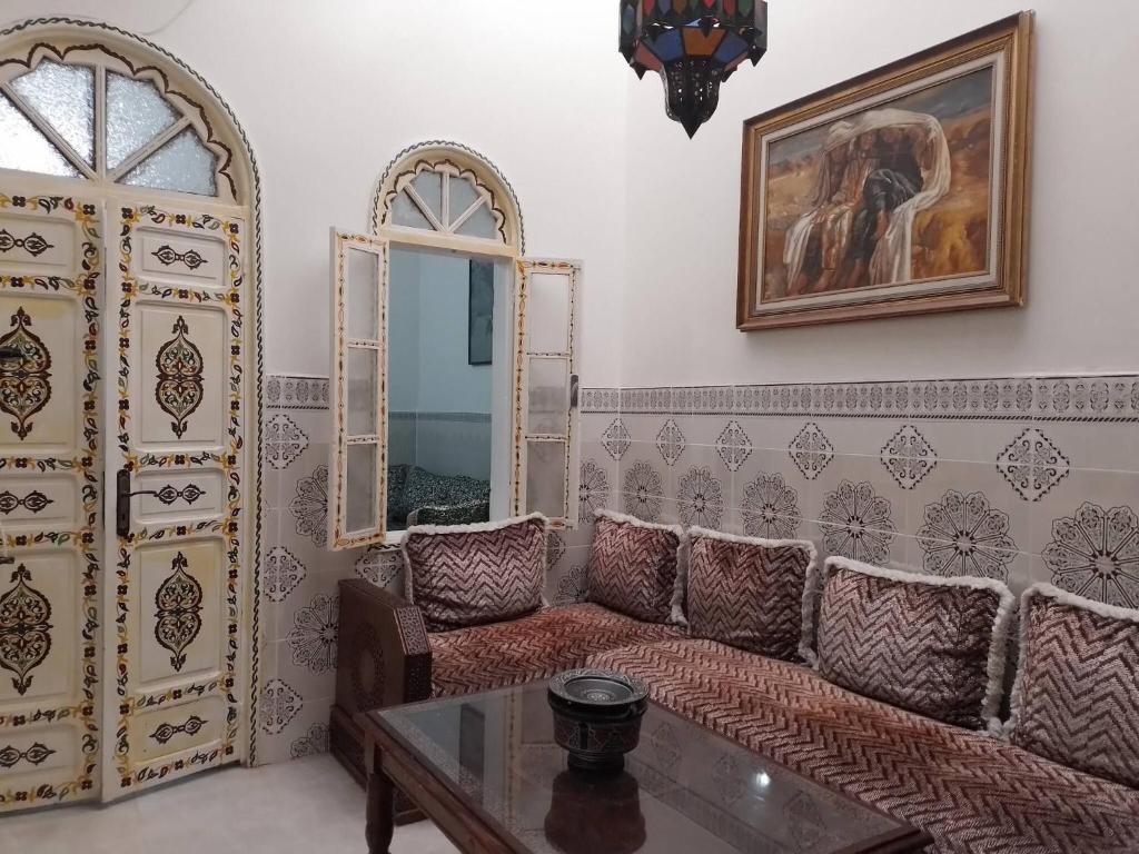 ein Wohnzimmer mit Sofa und Tisch in der Unterkunft Le Riad Marina de Sal et Mdina in Salé