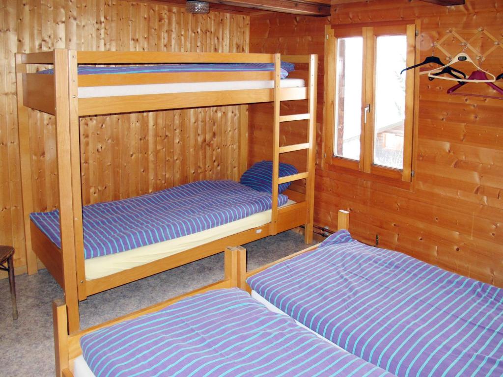 Palanda nebo palandy na pokoji v ubytování Apartment Chalet Anthamatten-1 by Interhome