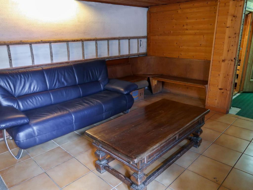 Posezení v ubytování Apartment Chalet Anthamatten-1 by Interhome
