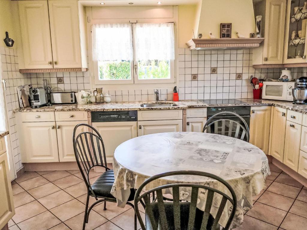 Kuchyň nebo kuchyňský kout v ubytování Villa Hauts-de-Genthod by Interhome