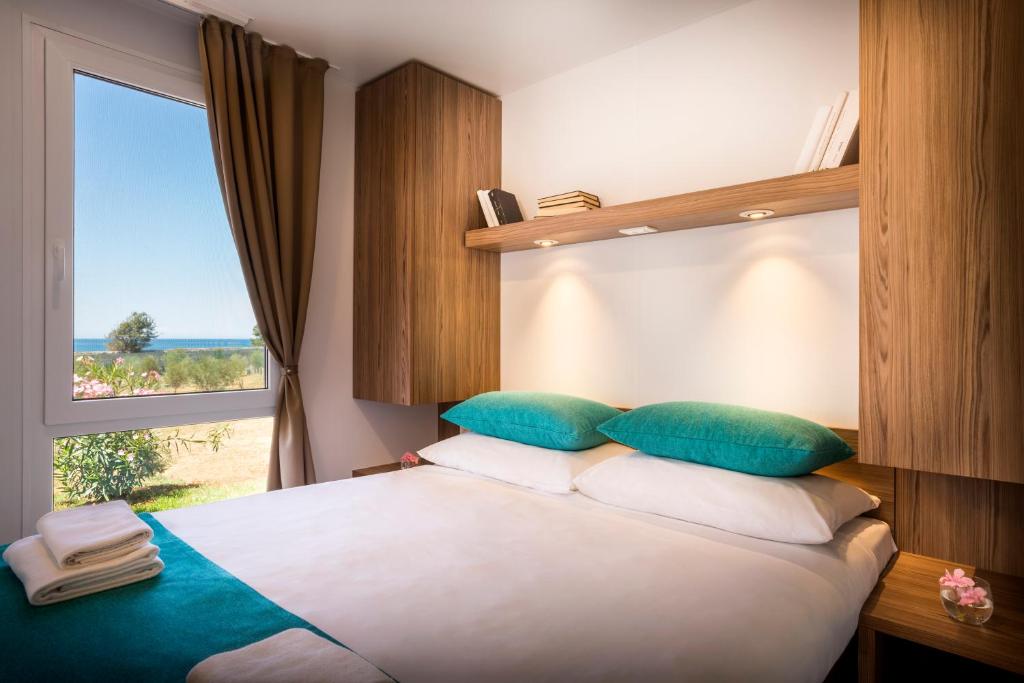 Łóżko lub łóżka w pokoju w obiekcie Aminess Planet Camping Holiday Homes Maravea