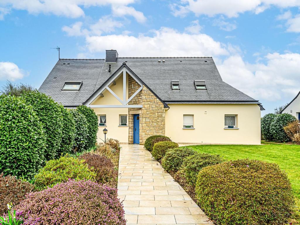une maison blanche avec un toit gris dans l'établissement Holiday Home Le Prat-3 by Interhome, à Guidel