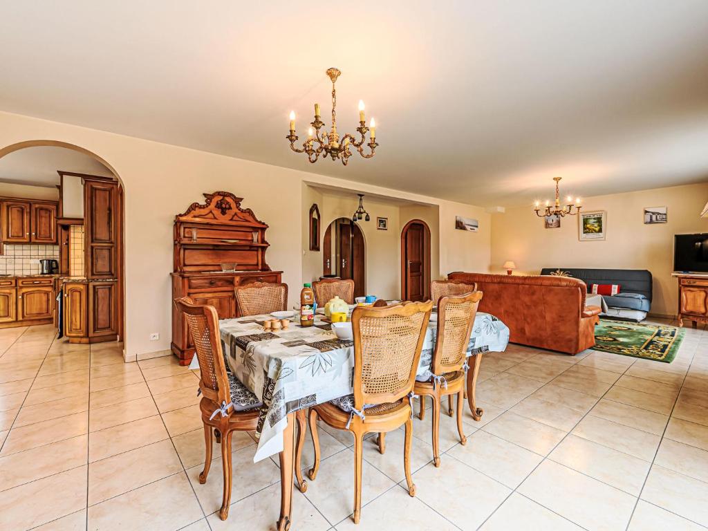 une salle à manger avec une table et des chaises dans l'établissement Apartment Appartement Le Prat by Interhome, à Guidel