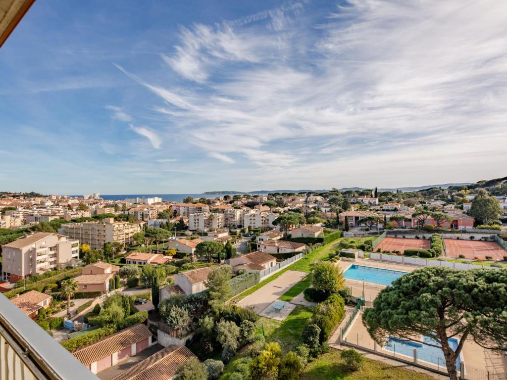 vue aride d'une ville avec piscine et bâtiments dans l'établissement Apartment Les Côteaux du Préconil-7 by Interhome, à Sainte-Maxime