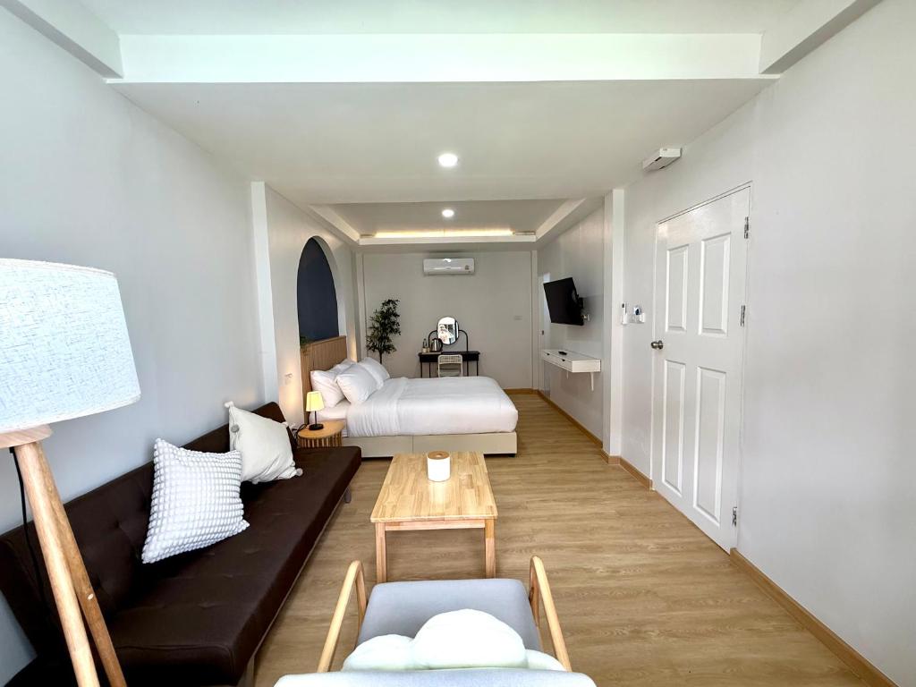 Postel nebo postele na pokoji v ubytování Brown House Cha am