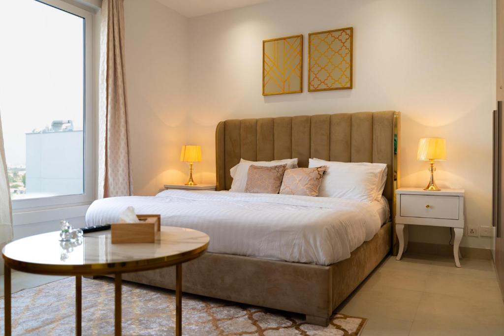 Ένα ή περισσότερα κρεβάτια σε δωμάτιο στο Modern ONE Bedroom Apartments in Gold Crest Mall With Al Fateh Store