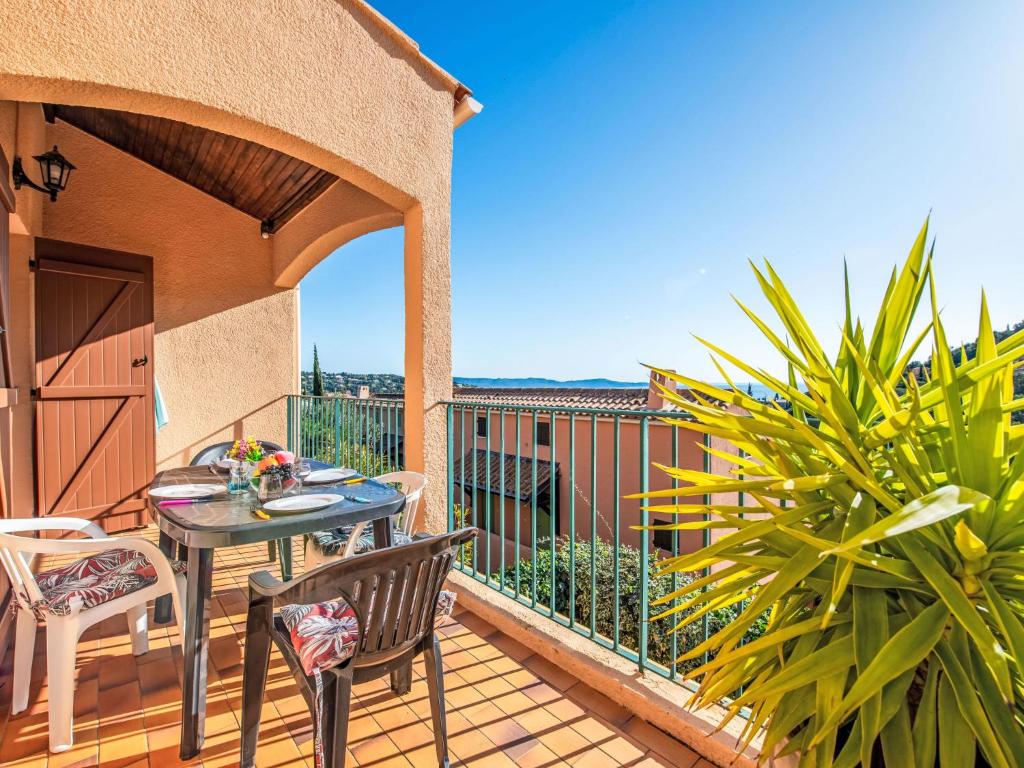 un patio avec une table et des chaises sur un balcon dans l'établissement Apartment Domaine Des Lauriers by Interhome, à Cavalaire-sur-Mer