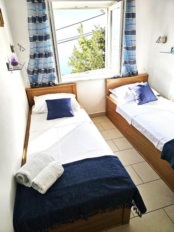 Postel nebo postele na pokoji v ubytování Apartments Lidija