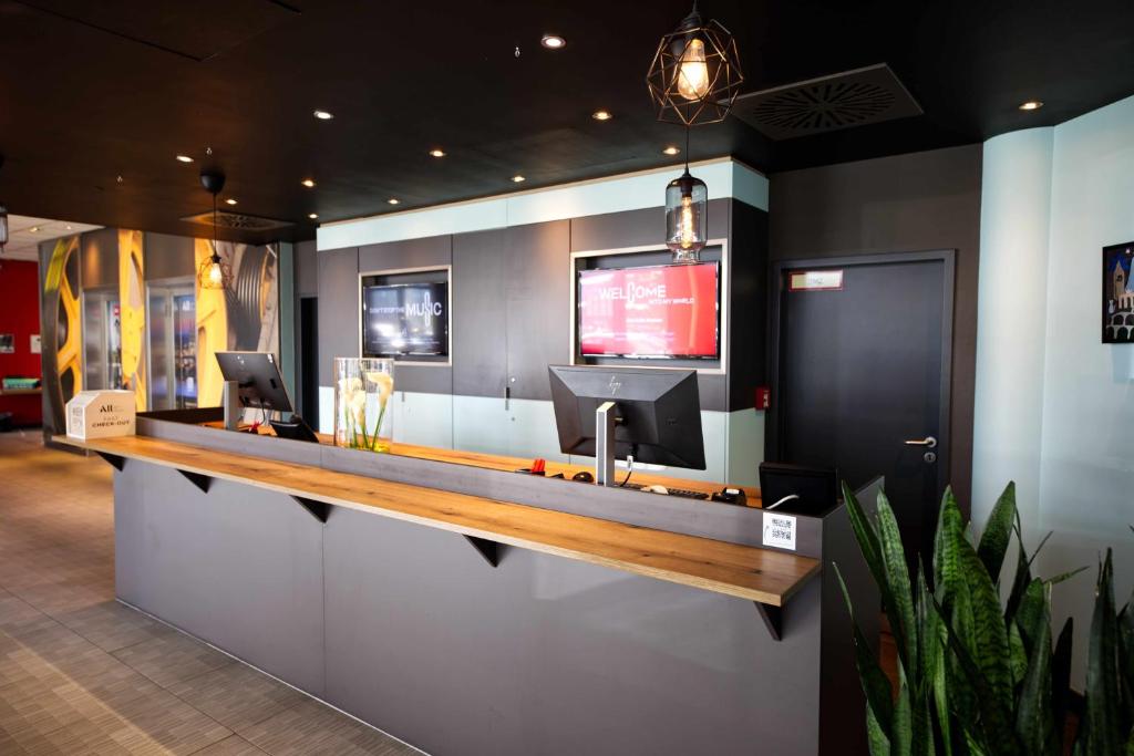 Uma TV ou centro de entretenimento em ibis Köln Messe
