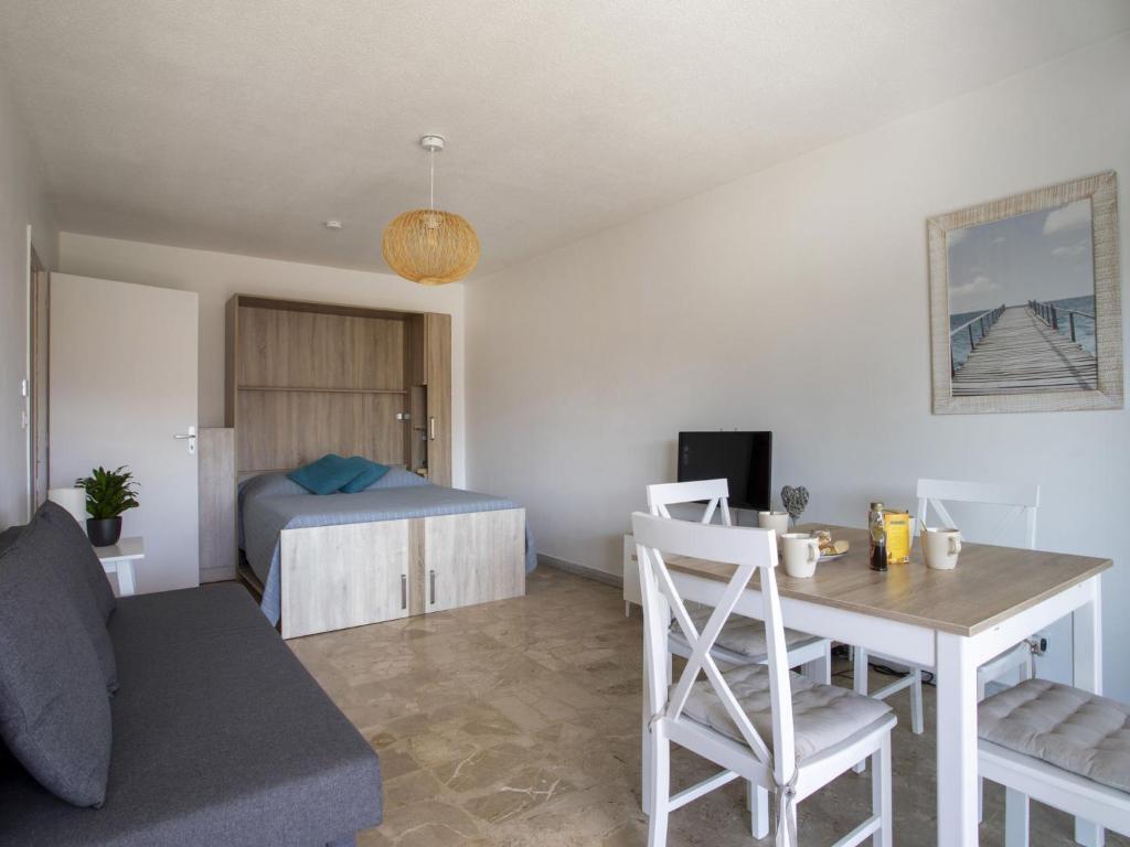 un salon avec un lit et une table de salle à manger dans l'établissement Apartment Cagnes Provencal by Interhome, à Cagnes-sur-Mer