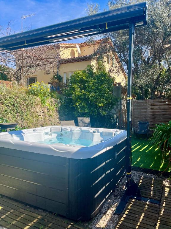 - un bain à remous dans l'arrière-cour d'une maison dans l'établissement Havre de paix avec jacuzzi et jardin à pied du centre-ville, à Vence