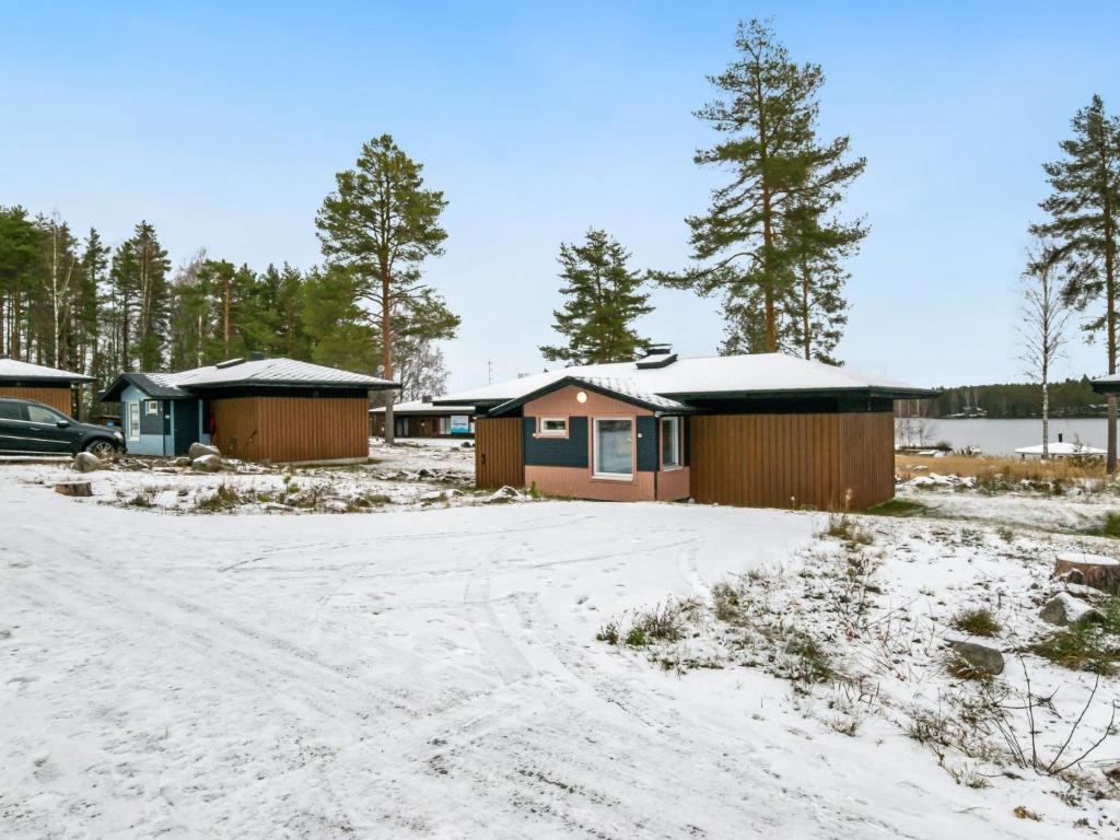 un groupe de bâtiments avec de la neige au sol dans l'établissement Holiday Home Huhmari 17 by Interhome, à Polvijärvi