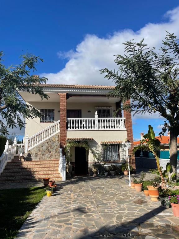 Una casa con un camino de piedra al frente. en Apartamento en Pinos de Alhaurin, en Alhaurín de la Torre