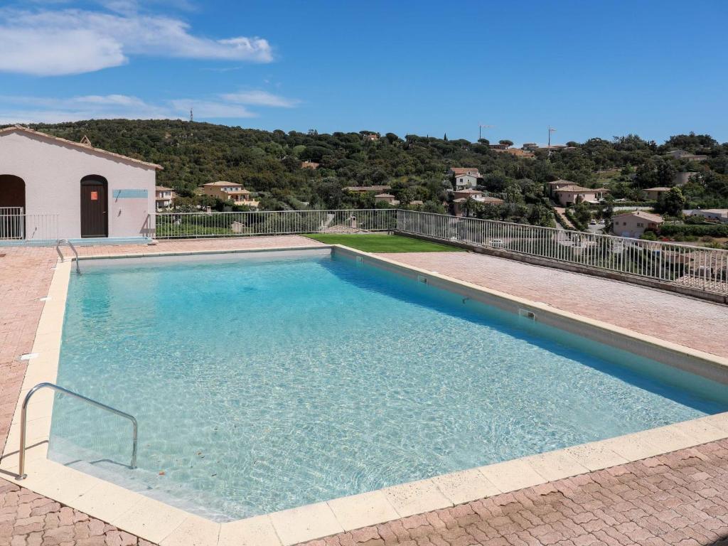 - une grande piscine au-dessus d'une maison dans l'établissement Studio Les Bastides de Guerrevieille-9 by Interhome, à Sainte-Maxime