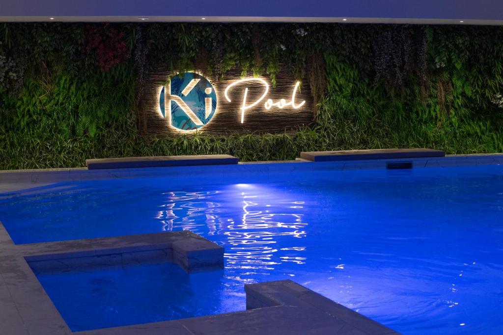 Bazén v ubytování Ki Space Hotel & Spa - near Disneyland Paris nebo v jeho okolí