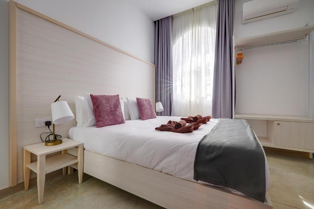 Postel nebo postele na pokoji v ubytování Kirxa Rooms and Suites
