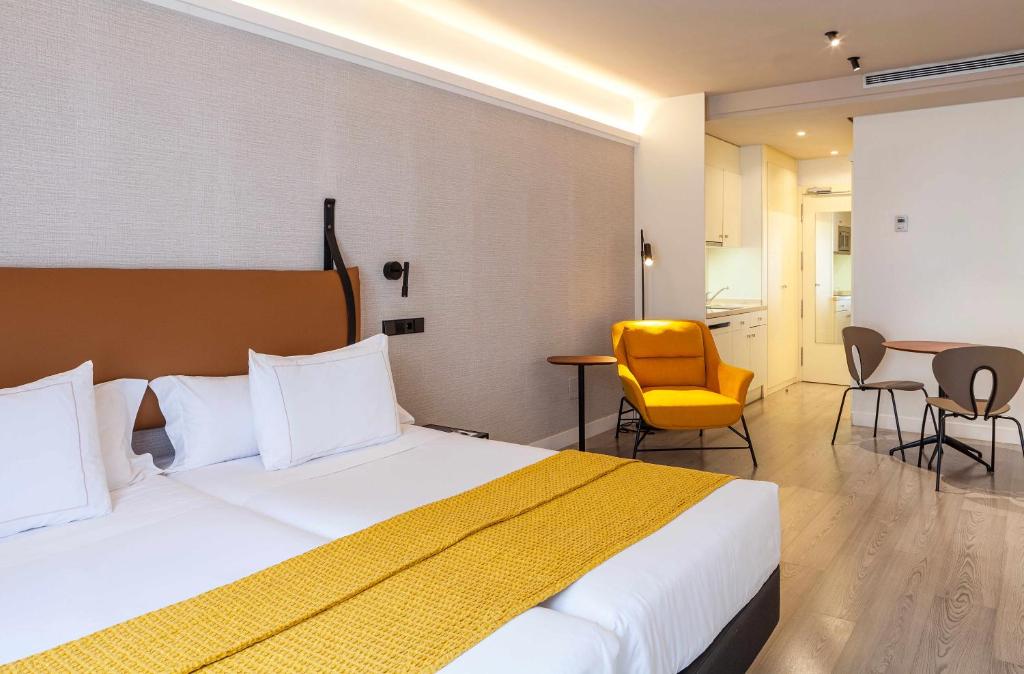 Suites Viena Plaza de España - Resim 9