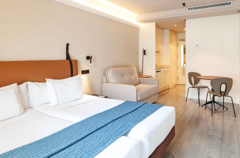 Postel nebo postele na pokoji v ubytování Suites Viena Plaza de España