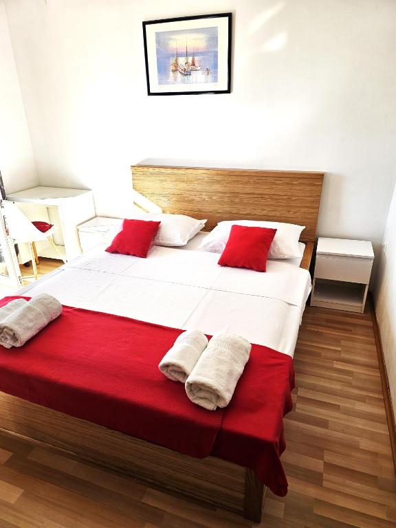 Postel nebo postele na pokoji v ubytování Apartments Lidija