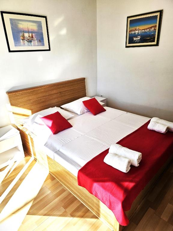 Postel nebo postele na pokoji v ubytování Apartments Lidija