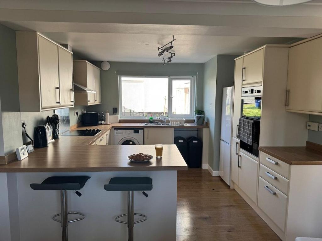 ブラックネルにある4BR Home Free Parking Long stays Contractor friendlyのキッチン(カウンター、バースツール2つ付)