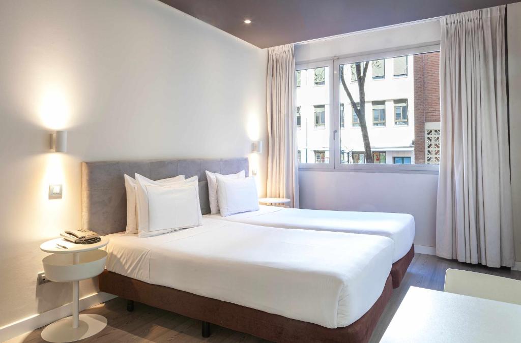 Suites Viena Plaza de España - Resim 13