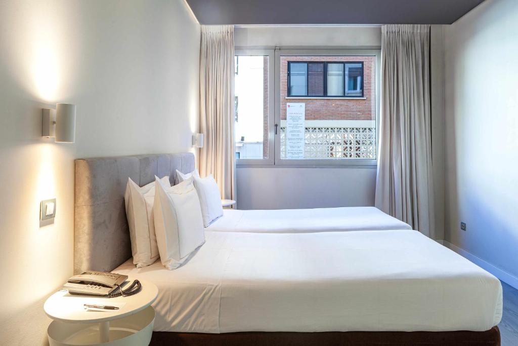 Postel nebo postele na pokoji v ubytování Suites Viena Plaza de España