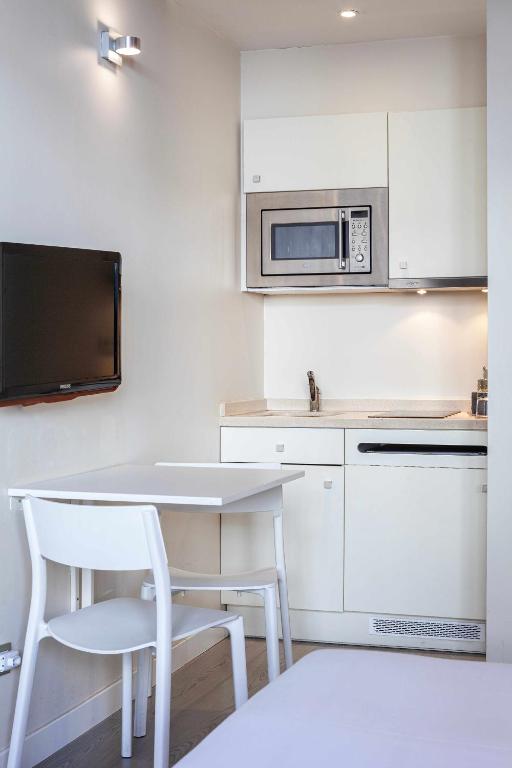 Suites Viena Plaza de España - Resim 36