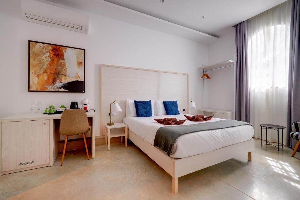 Postel nebo postele na pokoji v ubytování Kirxa Rooms and Suites