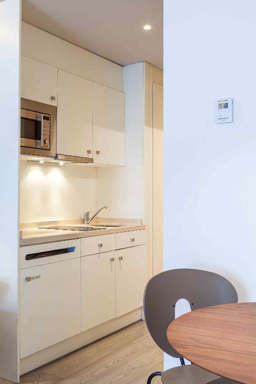 Kuchyň nebo kuchyňský kout v ubytování Suites Viena Plaza de España