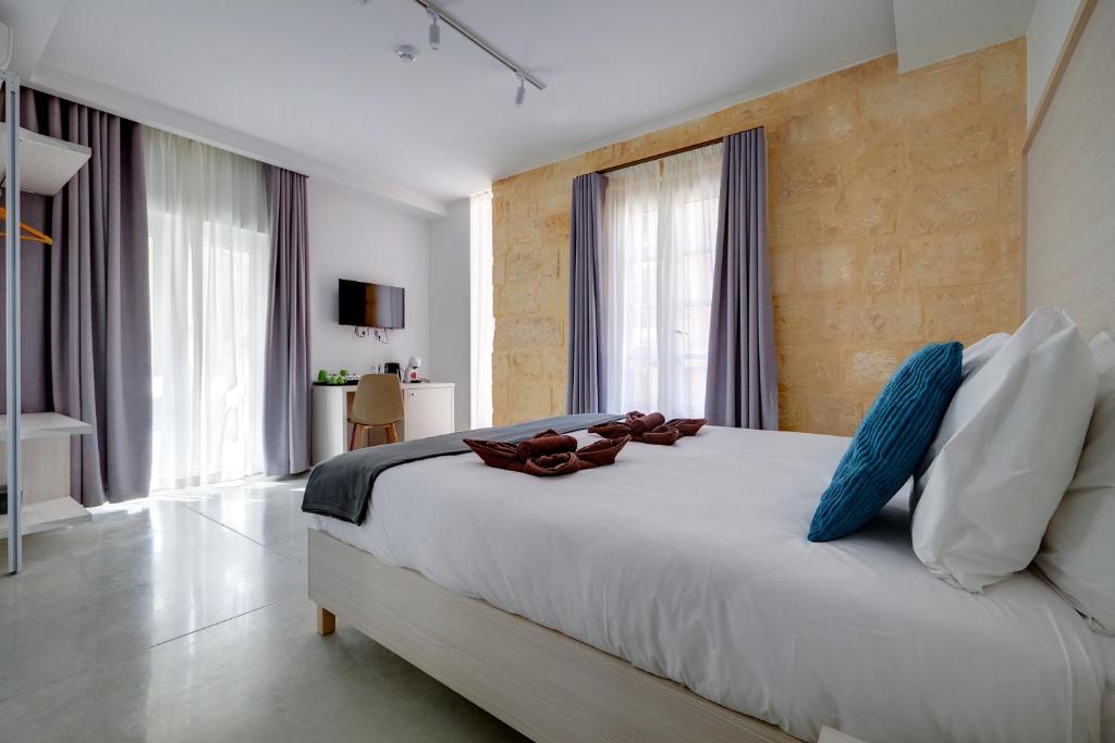 Postel nebo postele na pokoji v ubytování Kirxa Rooms and Suites