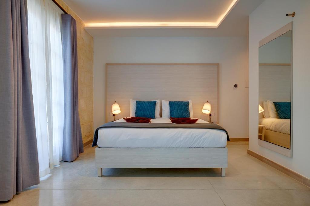 Postel nebo postele na pokoji v ubytování Kirxa Rooms and Suites