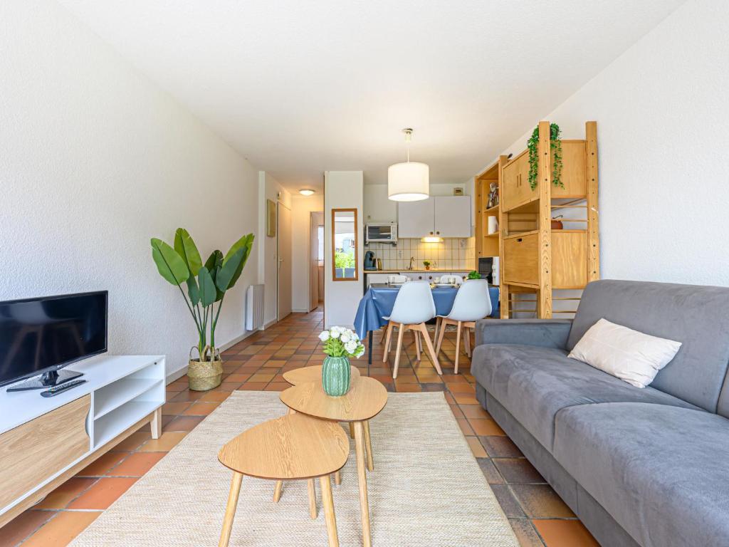 un salon avec un canapé et une table dans l'établissement Apartment Maison Port En Dro-9 by Interhome, à Carnac