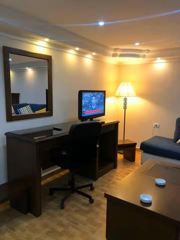 Televisyen dan/atau pusat hiburan di Petra EcoStay