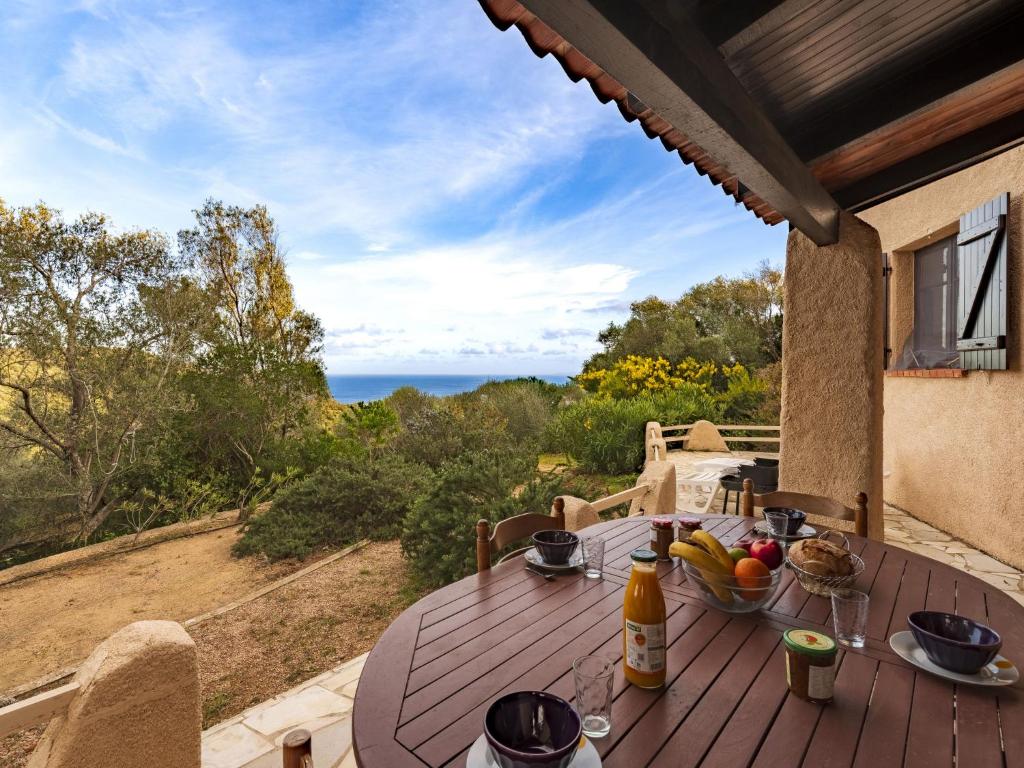 - une table sur une terrasse avec vue sur l'océan dans l'établissement Holiday Home Casa Rondinara by Interhome, à Bonifacio
