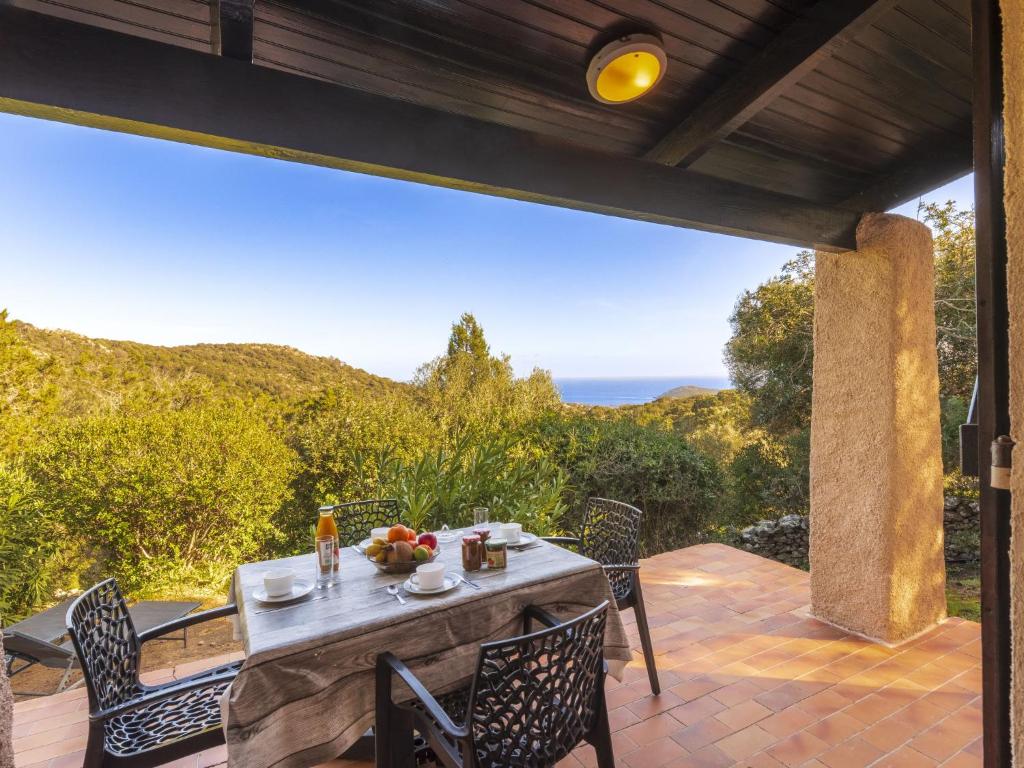 - une table sur une terrasse avec vue sur l'océan dans l'établissement Holiday Home Casa Tonnara by Interhome, à Bonifacio