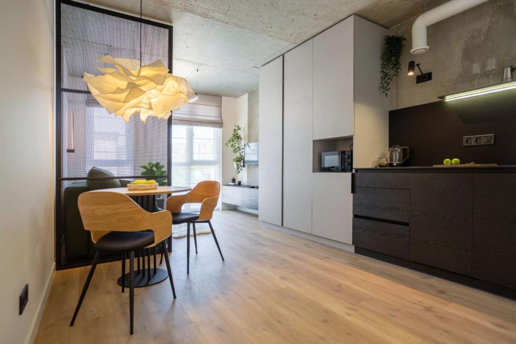 Nhà bếp/bếp nhỏ tại "M&D ApartmentsLviv", Loft complex Great Britain