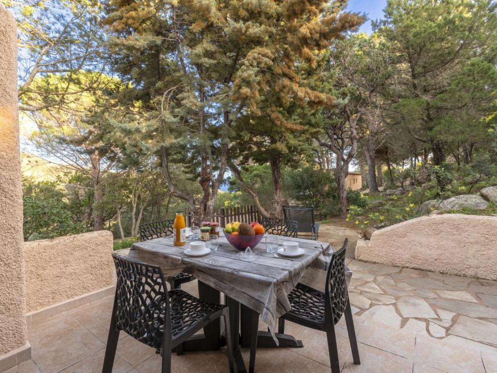 une table avec un bol de fruits sur une terrasse dans l'établissement Holiday Home Casa Folaca by Interhome, à Bonifacio