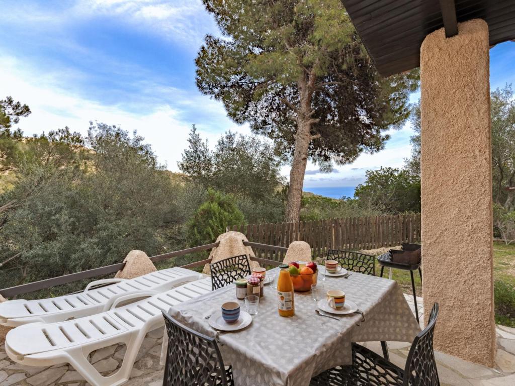 une table et des chaises sur une terrasse avec vue dans l'établissement Holiday Home Casa Tarco by Interhome, à Bonifacio