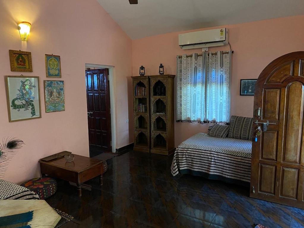 Uma cama ou camas num quarto em Anjuna Hideout