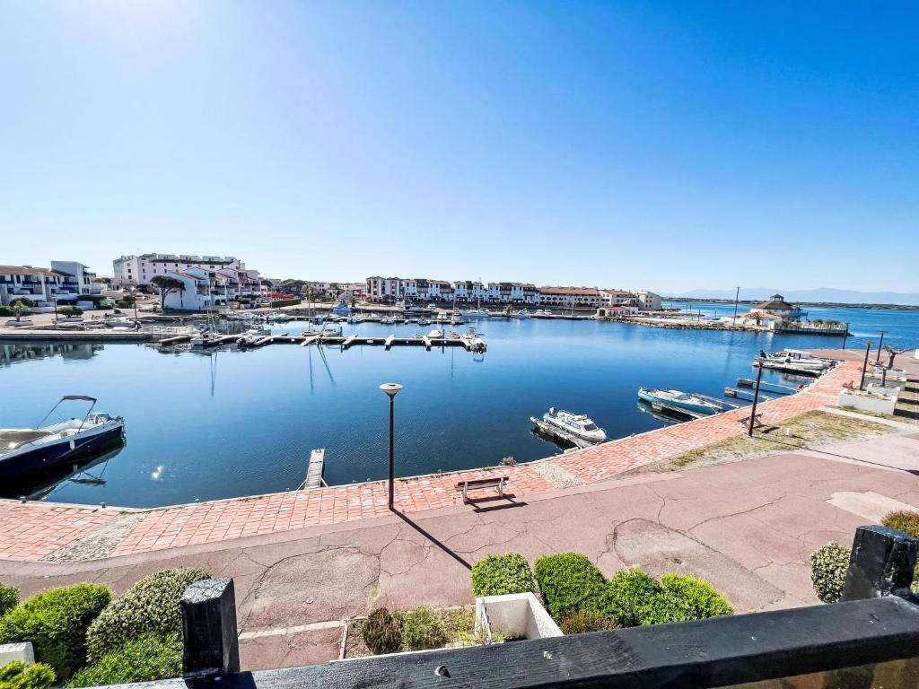 une vue d'une marina avec des bateaux dans l'eau dans l'établissement Apartment Palmyra-7 by Interhome, au Barcarès