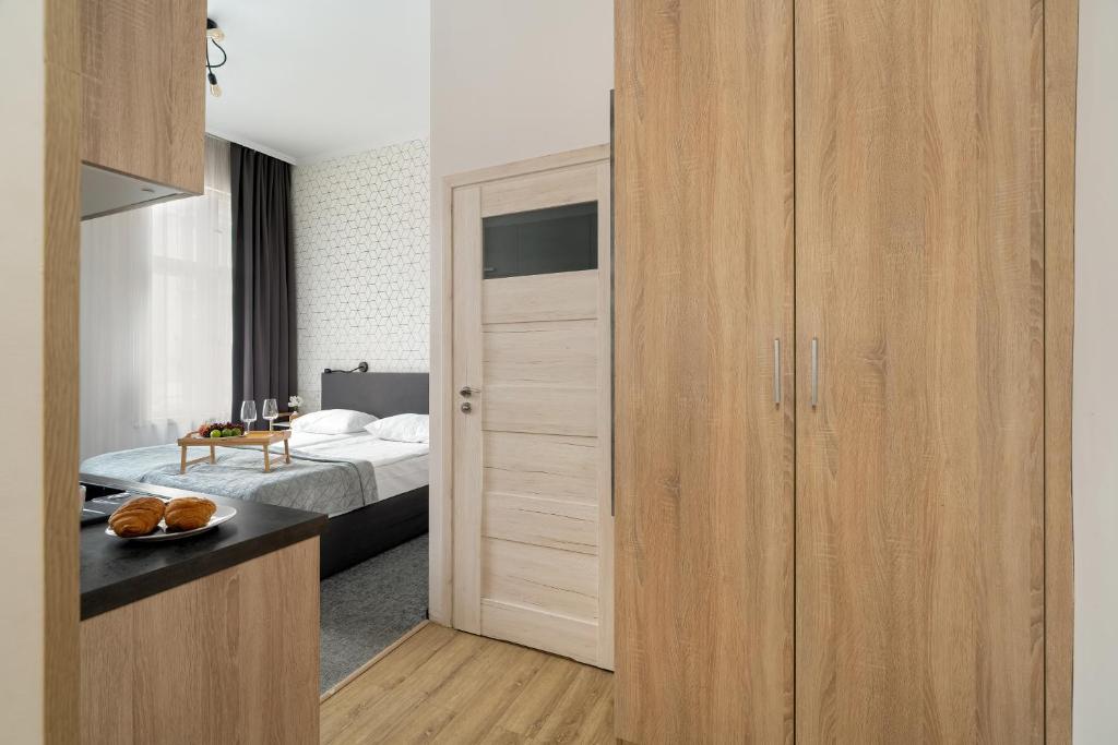 Posteľ alebo postele v izbe v ubytovaní Elegant Very Berry Apartments in Poznań by Noclegi Renters