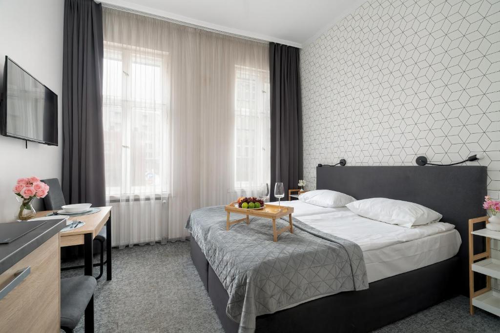 Posteľ alebo postele v izbe v ubytovaní Elegant Very Berry Apartments in Poznań by Noclegi Renters