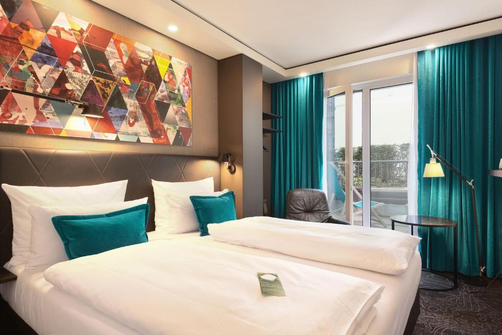 Postel nebo postele na pokoji v ubytování Motel One Frankfurt-Römer